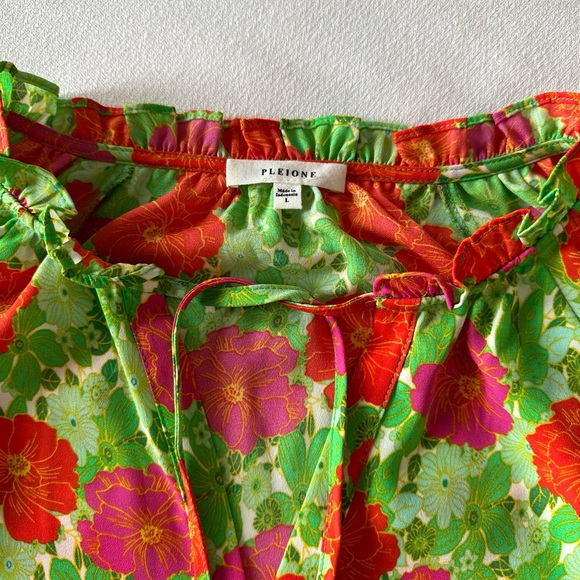 Pleione Size Lg White Orange hibiscus Floral Ruffle Flutter Sleeve V Neck Top - Picture 2 of 11